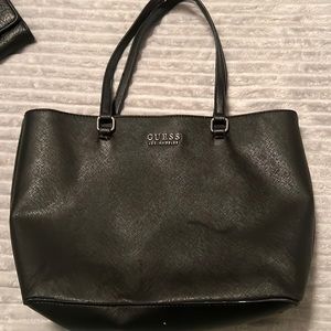 Super cute Guess tote, lot of space, pockets great condition